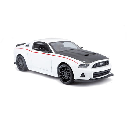 Bburago Maisto 2014 Ford Mustang Street Racer White 1:24