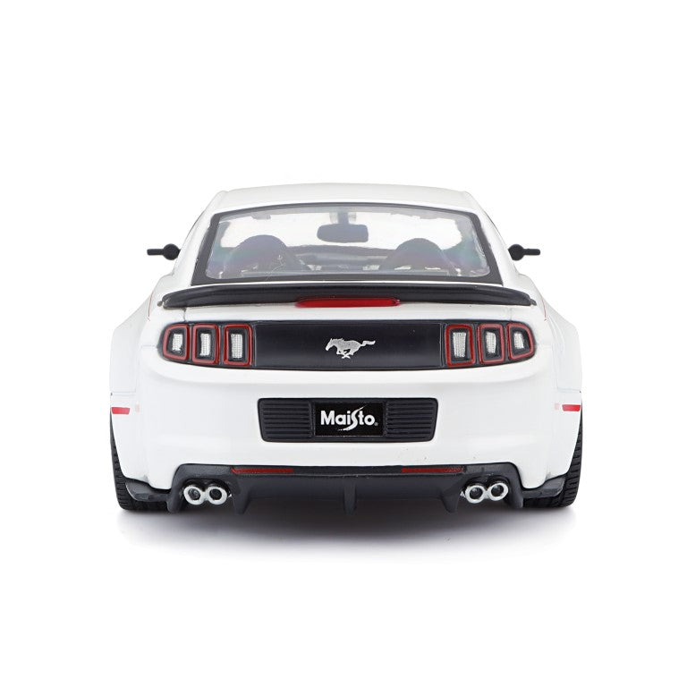 Bburago Maisto 2014 Ford Mustang Street Racer White 1:24