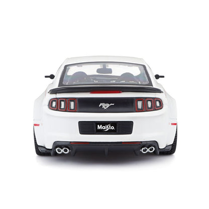 Bburago Maisto 2014 Ford Mustang Street Racer White 1:24