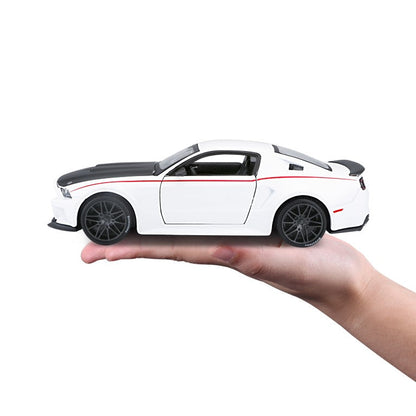 Bburago Maisto 2014 Ford Mustang Street Racer White 1:24