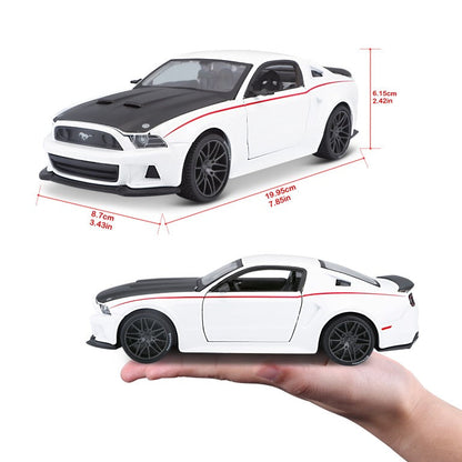 Bburago Maisto 2014 Ford Mustang Street Racer White 1:24