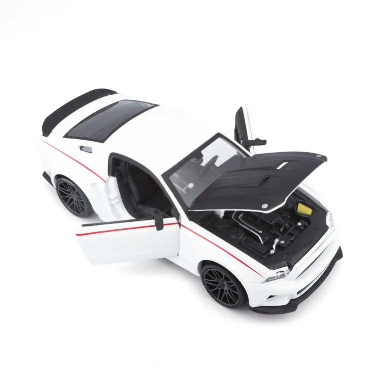 Bburago Maisto 2014 Ford Mustang Street Racer White 1:24