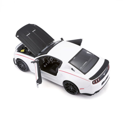 Bburago Maisto 2014 Ford Mustang Street Racer White 1:24