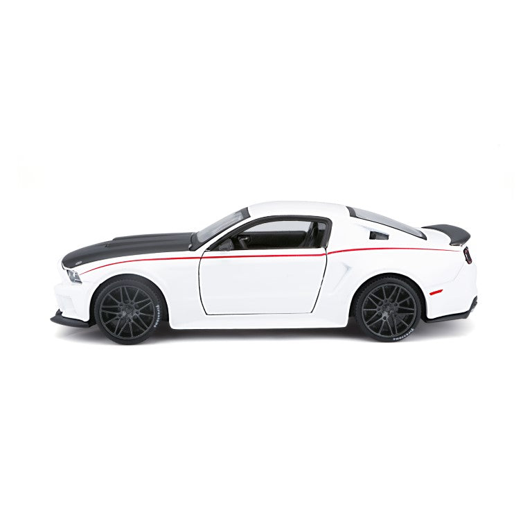 Bburago Maisto 2014 Ford Mustang Street Racer White 1:24